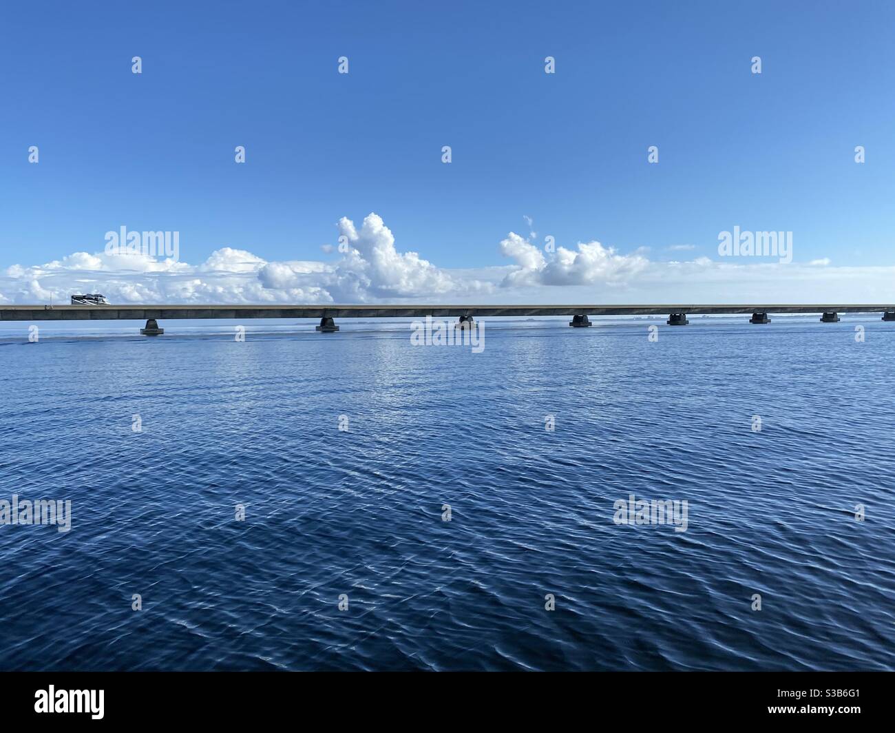 Vue en bateau du pont Mid-Bay destin, Floride avec un véhicule de camping traversant le pont Banque D'Images