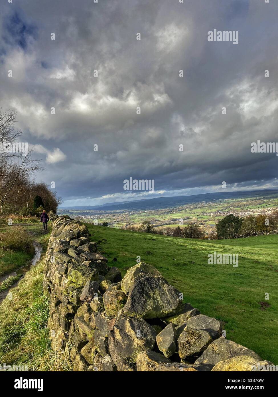 Femme marchant sur Otley Chevin West Yorkshire Banque D'Images