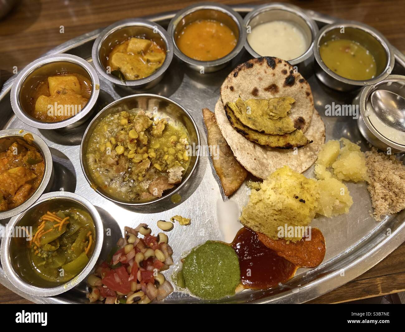 Spécial Rajdhani Thali Diwali (cuisine fusion) Rajasthani et Gujarati Banque D'Images