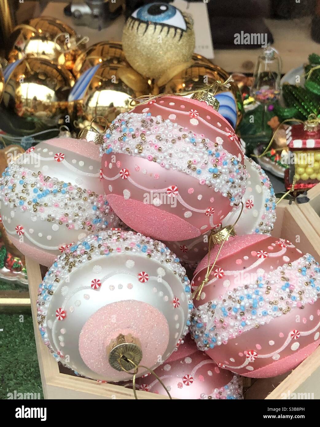 Boules de Noël dans une fenêtre boutique de Londres - Image de stock capturée avec un smartphone