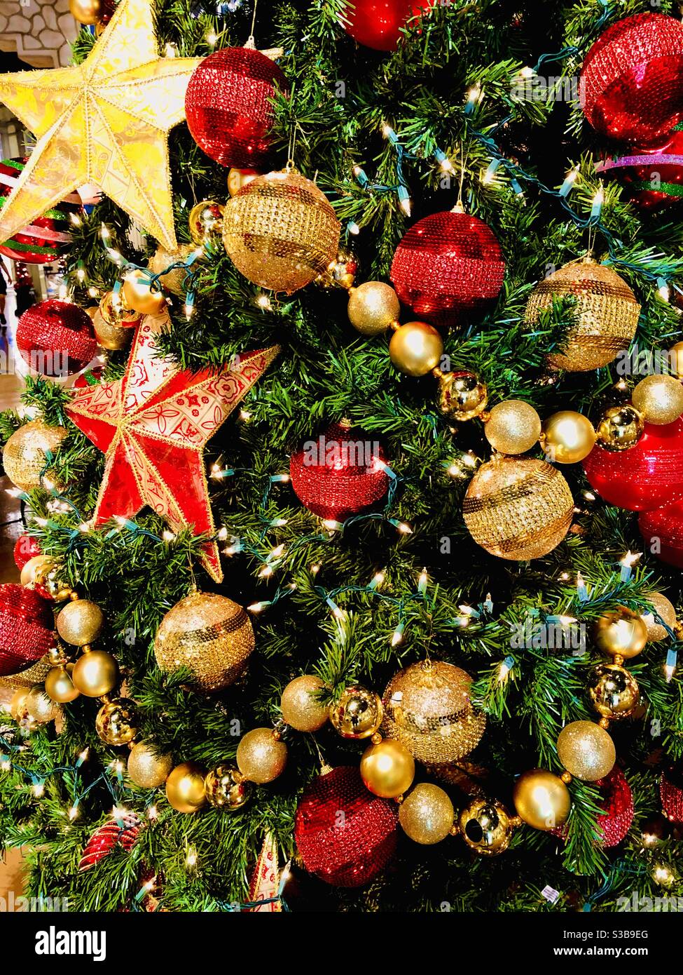 Détail d'un arbre de Noël décoré. Banque D'Images