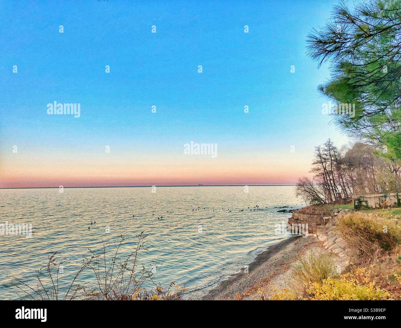 Doux coucher de soleil sur l'horizon au-dessus du lac Ontario. - Image de stock capturée avec un smartphone