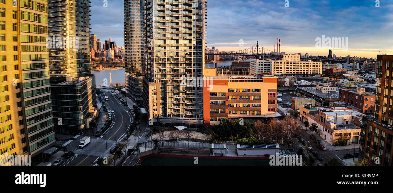 Lever du soleil sur long Island City Centre BLVD - Image de stock capturée avec un smartphone