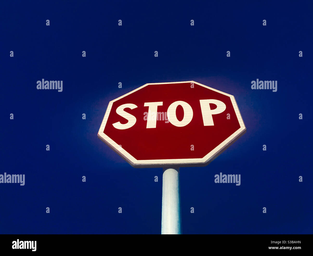 panneau stop sur ciel bleu profond - Image de stock capturée avec un smartphone