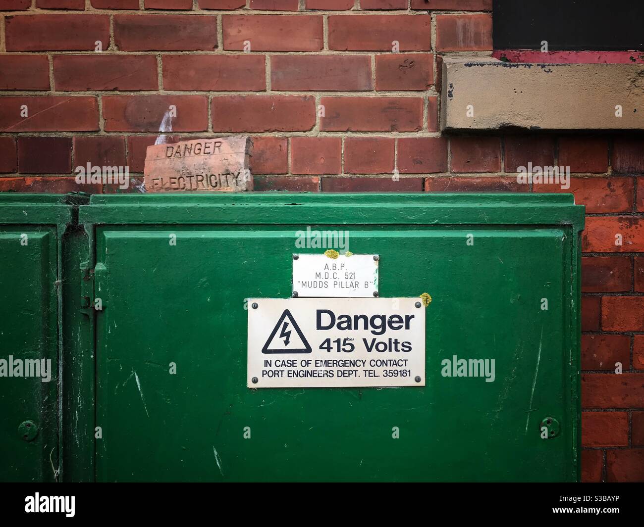 Boîte d'électricité verte avec un signe de danger Banque D'Images