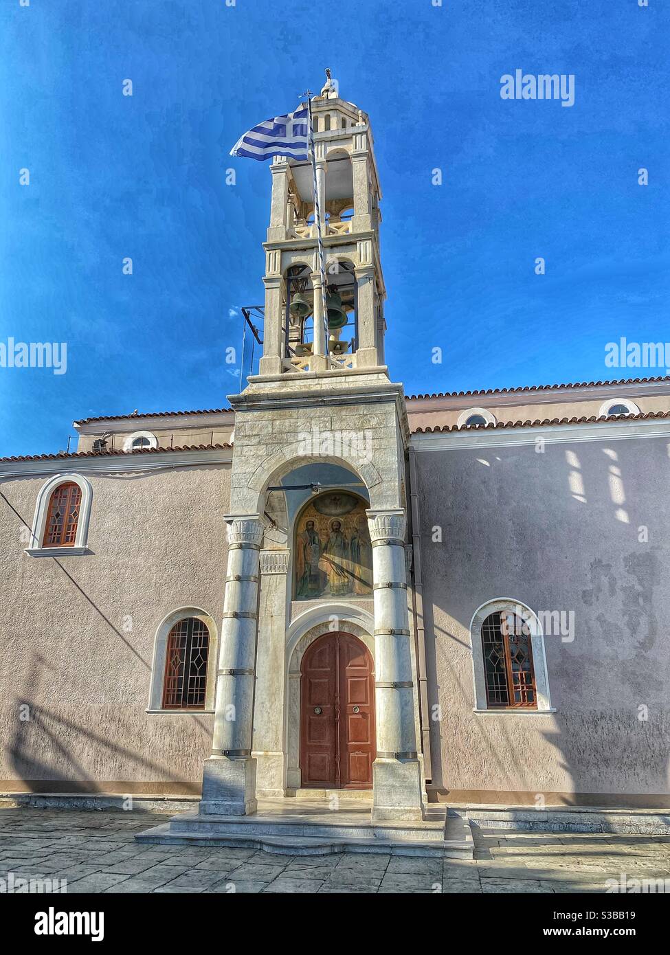 Cathédrale de trois hiérarchies sur une colline dans la ville de Skiathos. - Image de stock capturée avec un smartphone