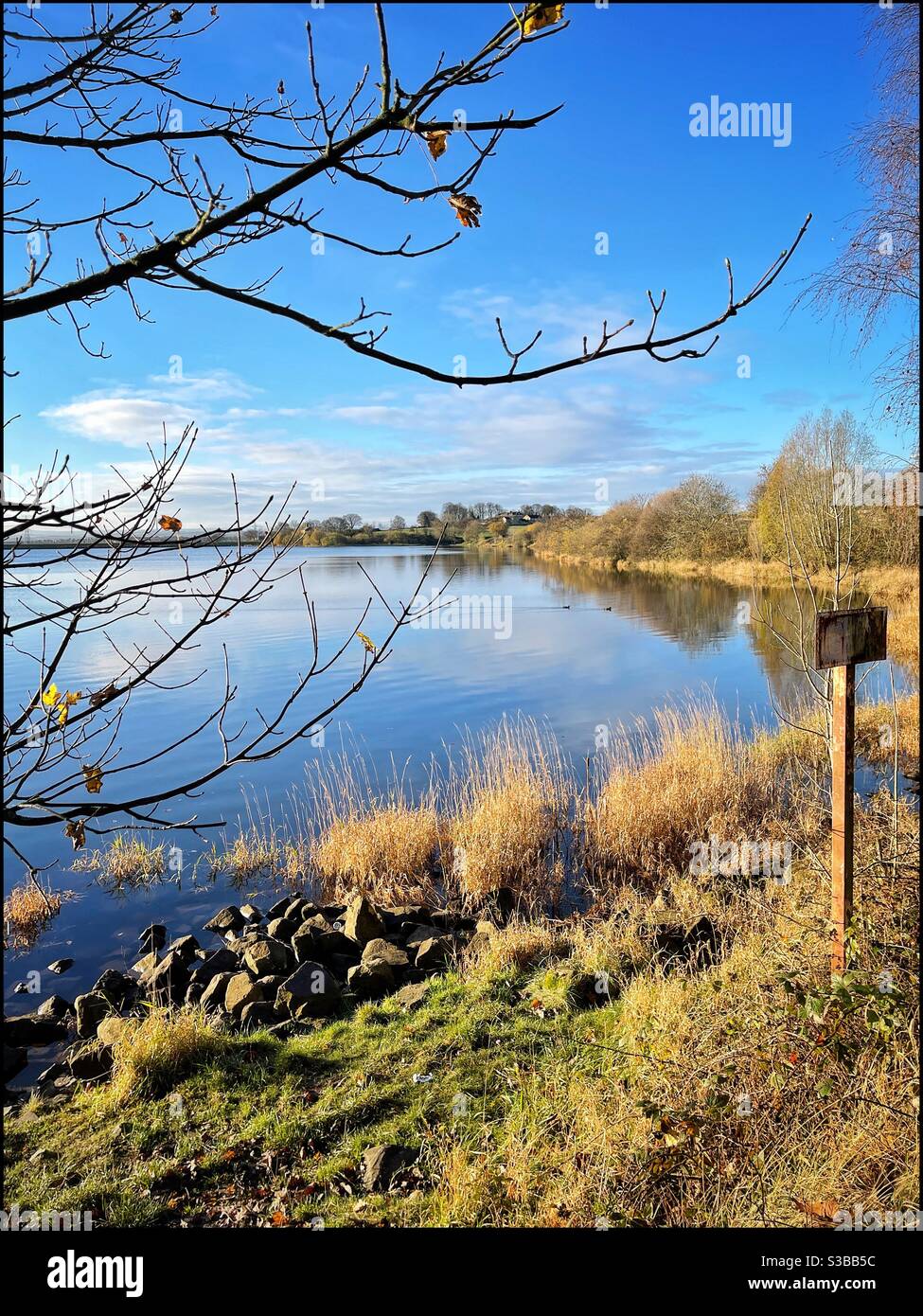 Réservoir d'eau du Yorkshire à East Ardsley, West Yorkshire sous le soleil d'automne en novembre 2020 Banque D'Images