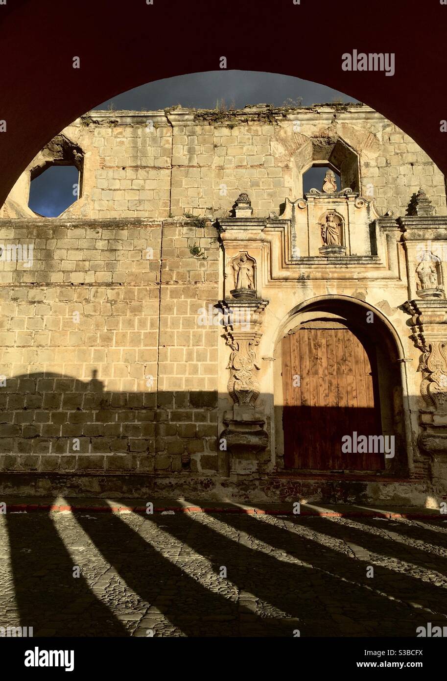Lumière de l'après-midi et magie de l'ombre sur les rues pavées de l'ancienne Antigua coloniale espagnole, Guatemala Banque D'Images