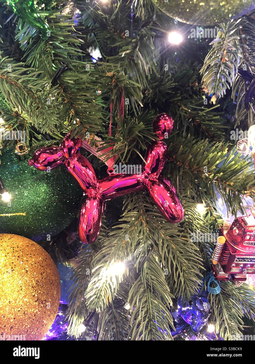 Boule de Noël rose chaud boule de Noël décorations sur un Noël arbre - Image de stock capturée avec un smartphone
