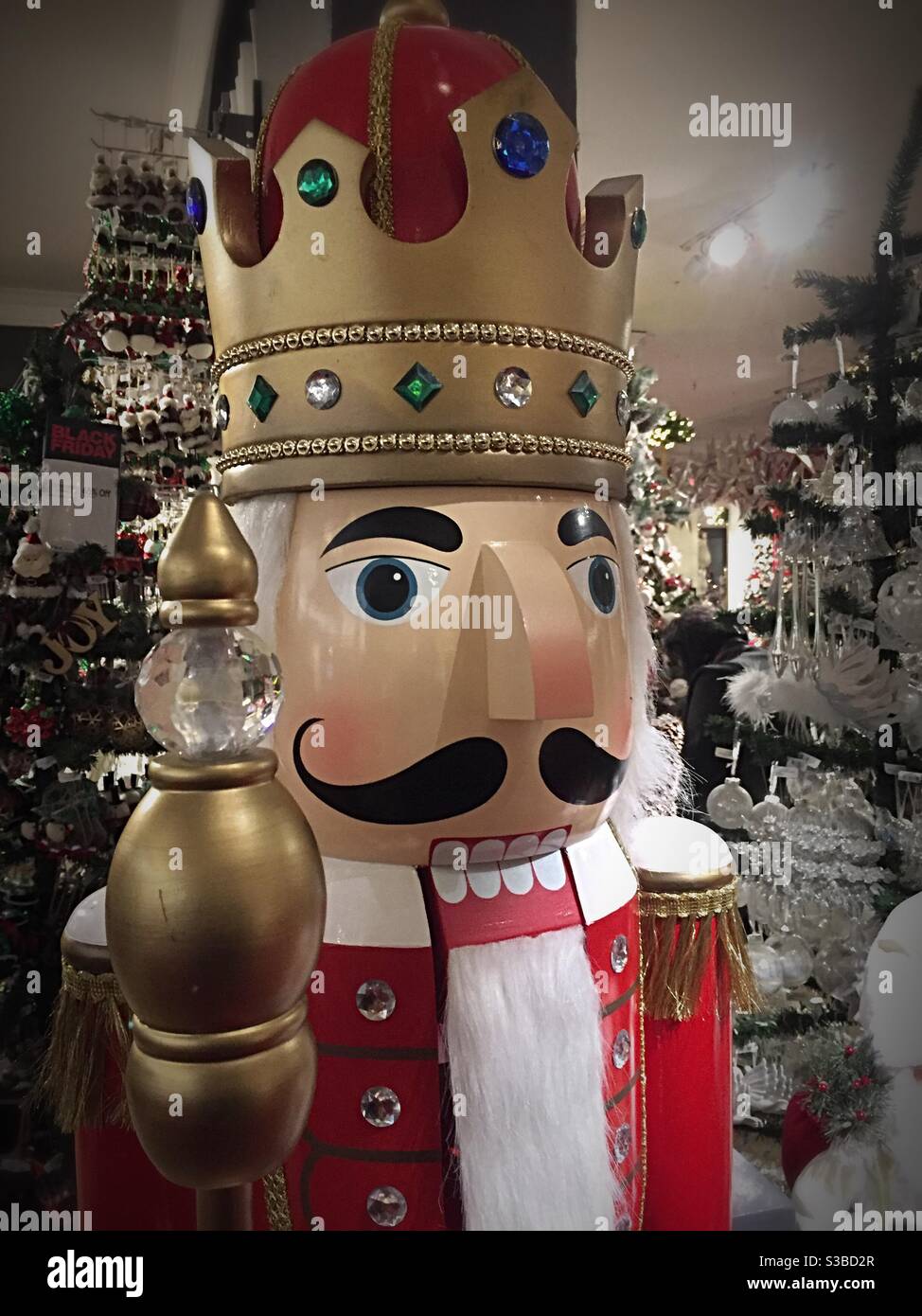 Le grand magasin phare de Macy présente une figurine casse-noisette de soldat dans son département Holiday Lane pendant les vacances de Noël, à New York, aux États-Unis - Image de stock capturée avec un smartphone