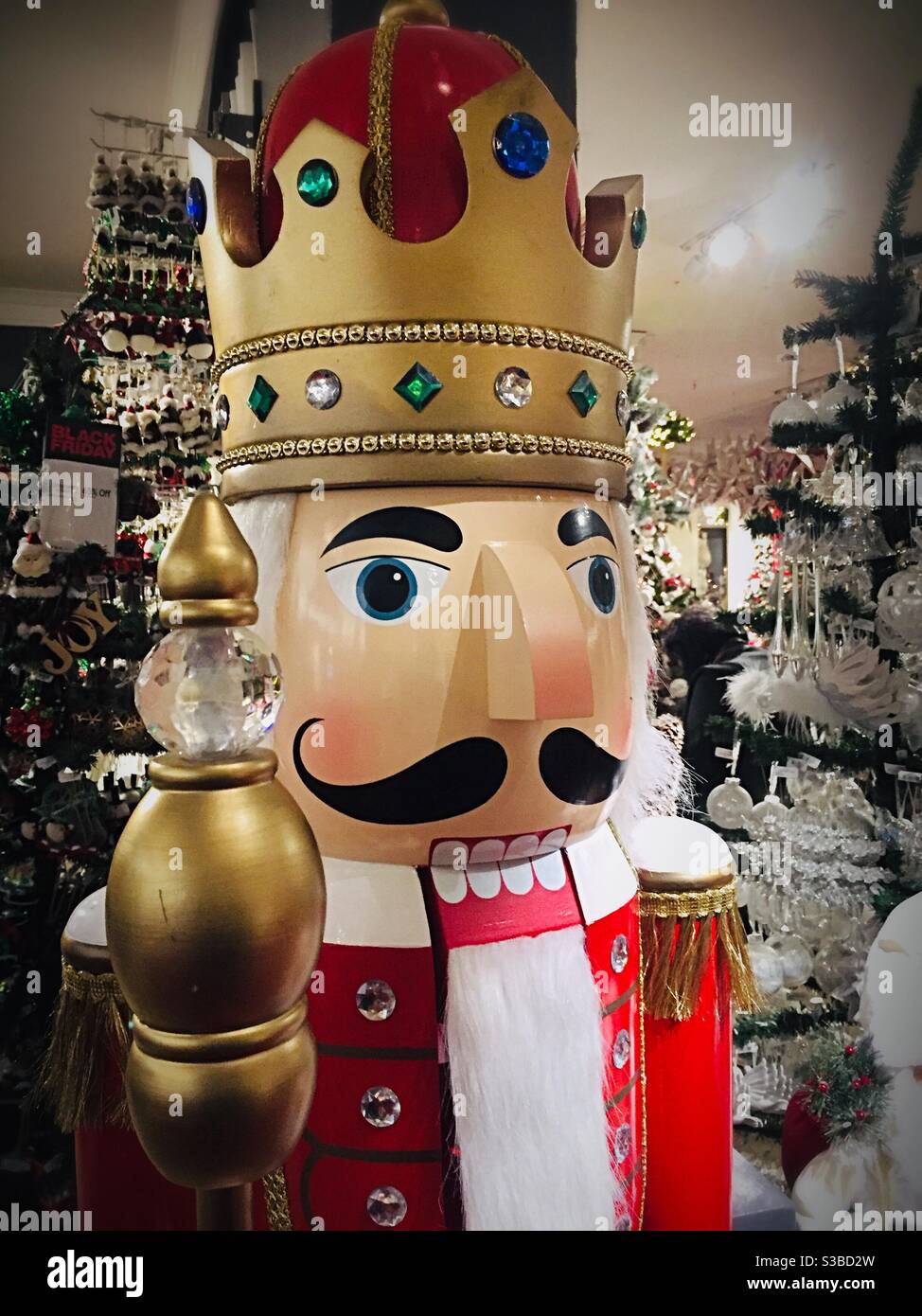 Décoration de casse-noisette de soldat de jouet dans la Holiday Lane du magasin de navire drapeau de Macy à New York, États-Unis - Image de stock capturée avec un smartphone