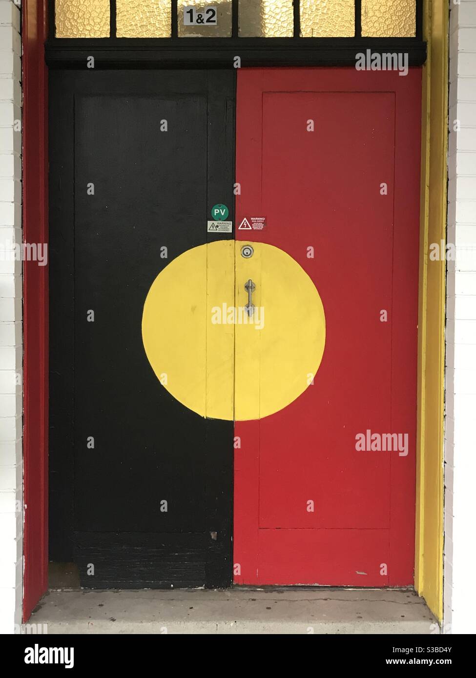 Drapeau aborigène peint sur une porte à Leichardt, Sydney, Australie Banque D'Images