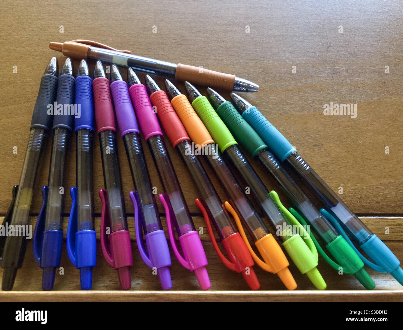 Stylos colorés sur table à dessin Banque D'Images