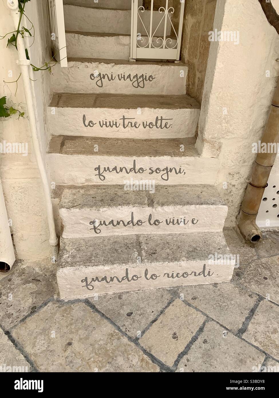 Citation inspirée de voyages italiens dans les escaliers « vous vivez  chaque voyage trois fois, quand vous le rêvez, quand vous le vivez et quand  vous vous en souvenez » Photo Stock - Alamy