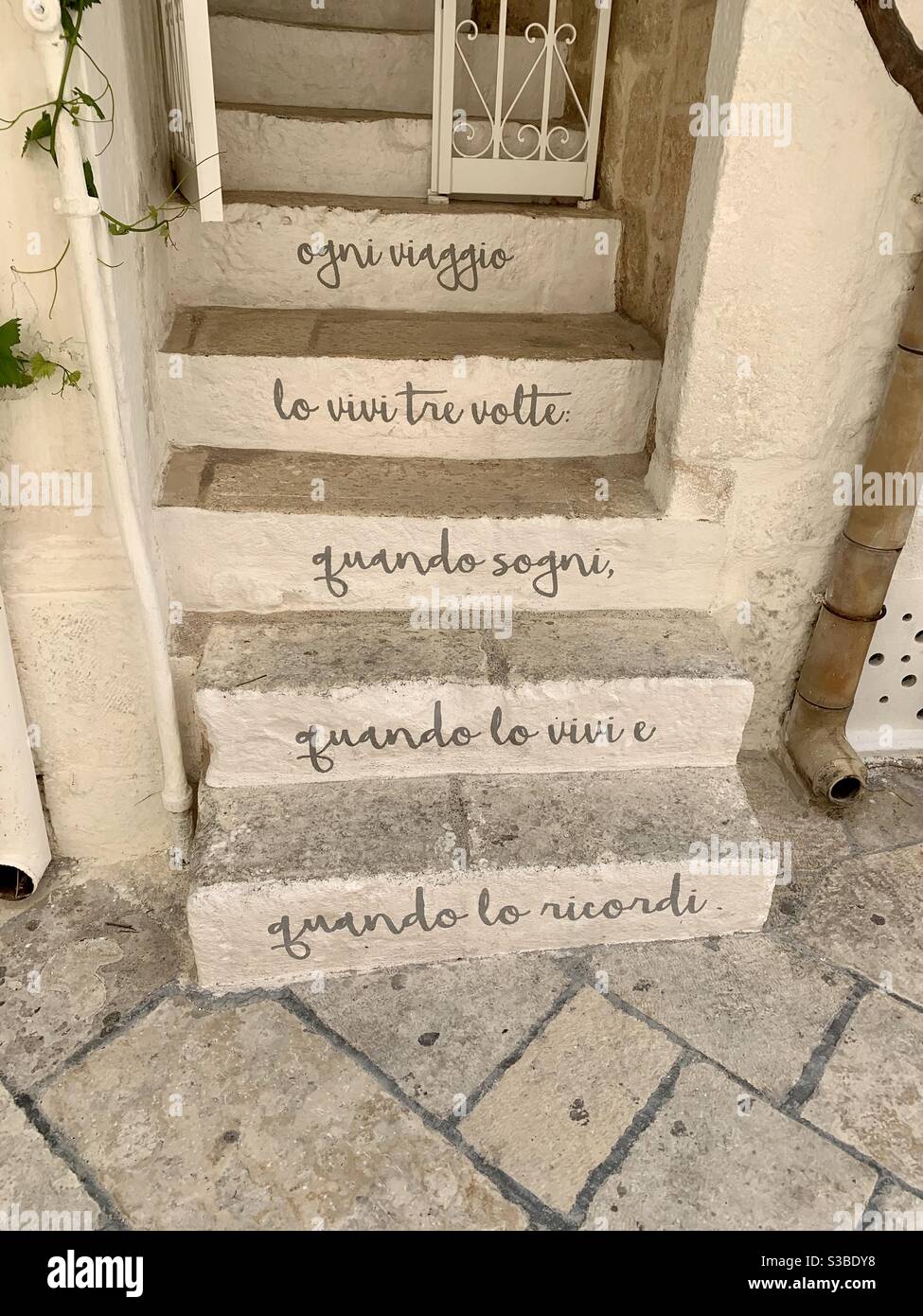 Citation Italienne Inspirante Sur Les Escaliers D Entree Vous Vivez Chaque Voyage Trois Fois Quand Vous Le Revez Quand Vous Le Vivez Et Quand Vous Vous En Souvenez Photo Stock Alamy