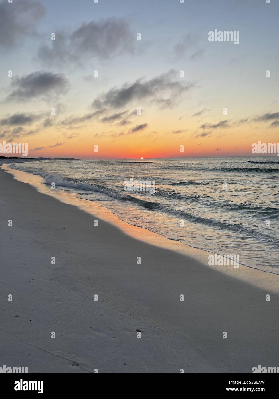 Soleil levant bas à l'horizon au-dessus de l'eau émeraude Du Golfe du Mexique Floride Banque D'Images