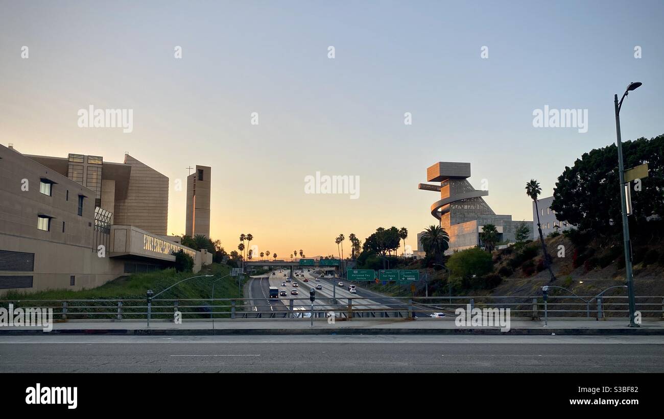 LOS ANGELES, CA, AOÛT 2020 : Cathédrale notre Dame des Anges surplombant l'autoroute CA-101, avec une partie de l'école Ramon C Cortines des arts visuels et des arts de la scène sur la droite, au coucher du soleil - Image de stock capturée avec un smartphone