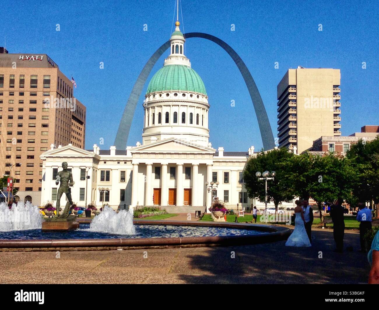 Couple de mariage en face de l'ancien palais de justice et Gateway Arch à St. Louis, Missouri, États-Unis Banque D'Images