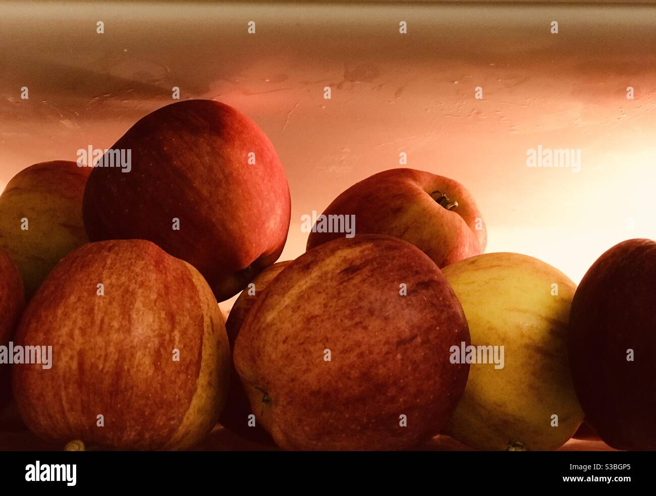 les pommes dans le réfrigérateur s'allument - Image de stock capturée avec un smartphone