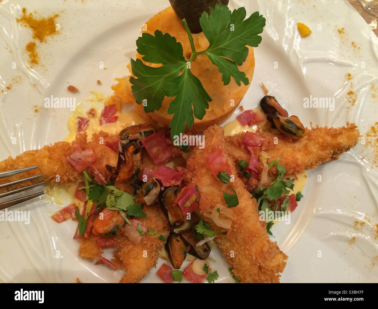 plat de poisson aux noix de saint-jacques et purée de pommes de terre joliment arrangé - Image de stock capturée avec un smartphone plat de poisson aux noix de saint-jacques et purée de pommes de terre joliment arrangé - Image de stock capturée avec un smartphone