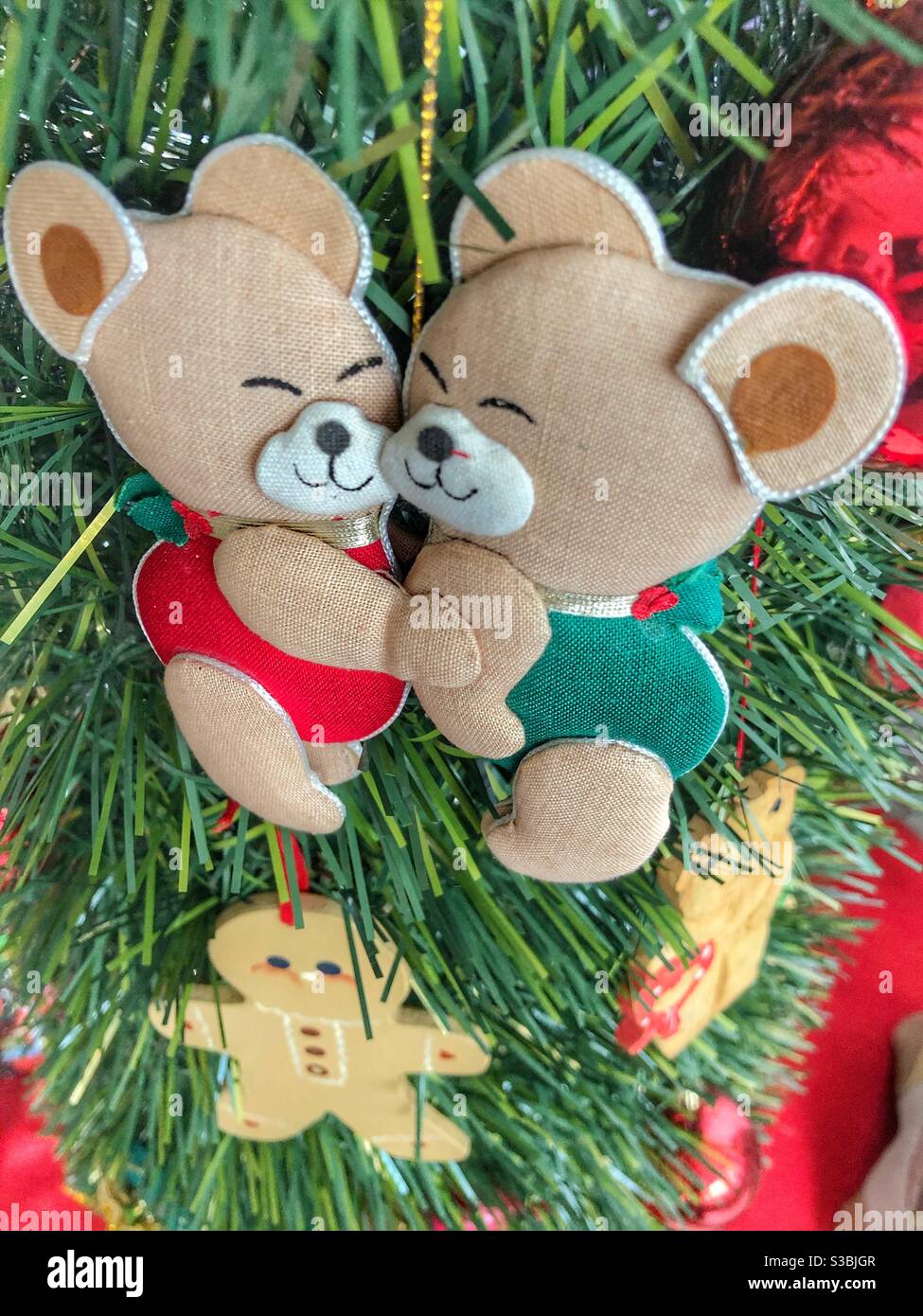 Adorables décorations de Noël accrochées dans un arbre. Banque D'Images