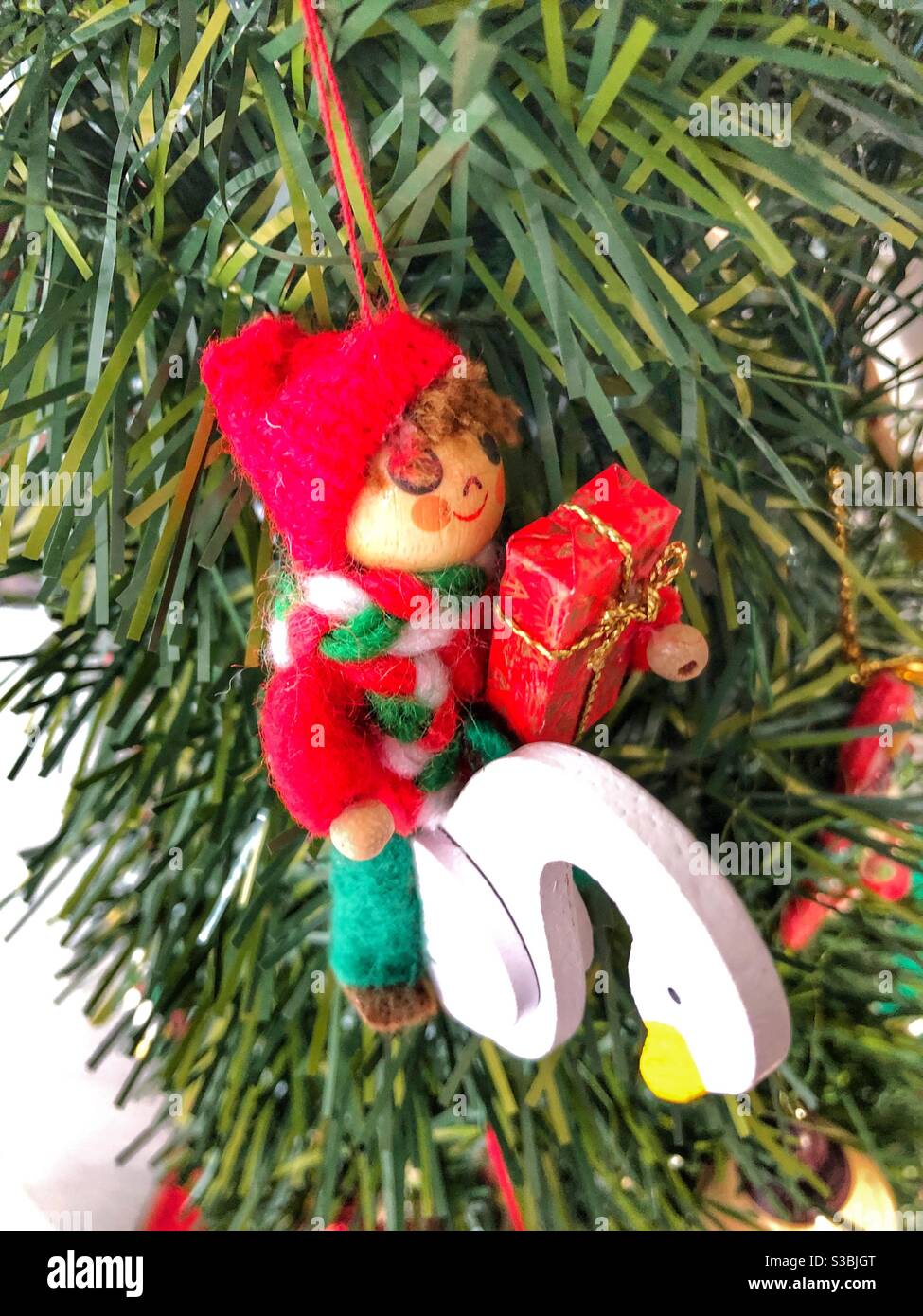 Un adorable ornement de Noël fantaisie accroché dans un arbre. Banque D'Images