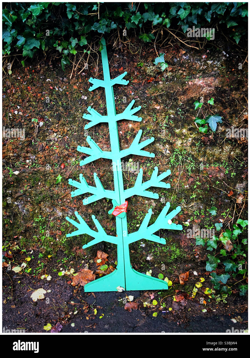 Faux arbre de Noël jeté dans la rue Banque D'Images