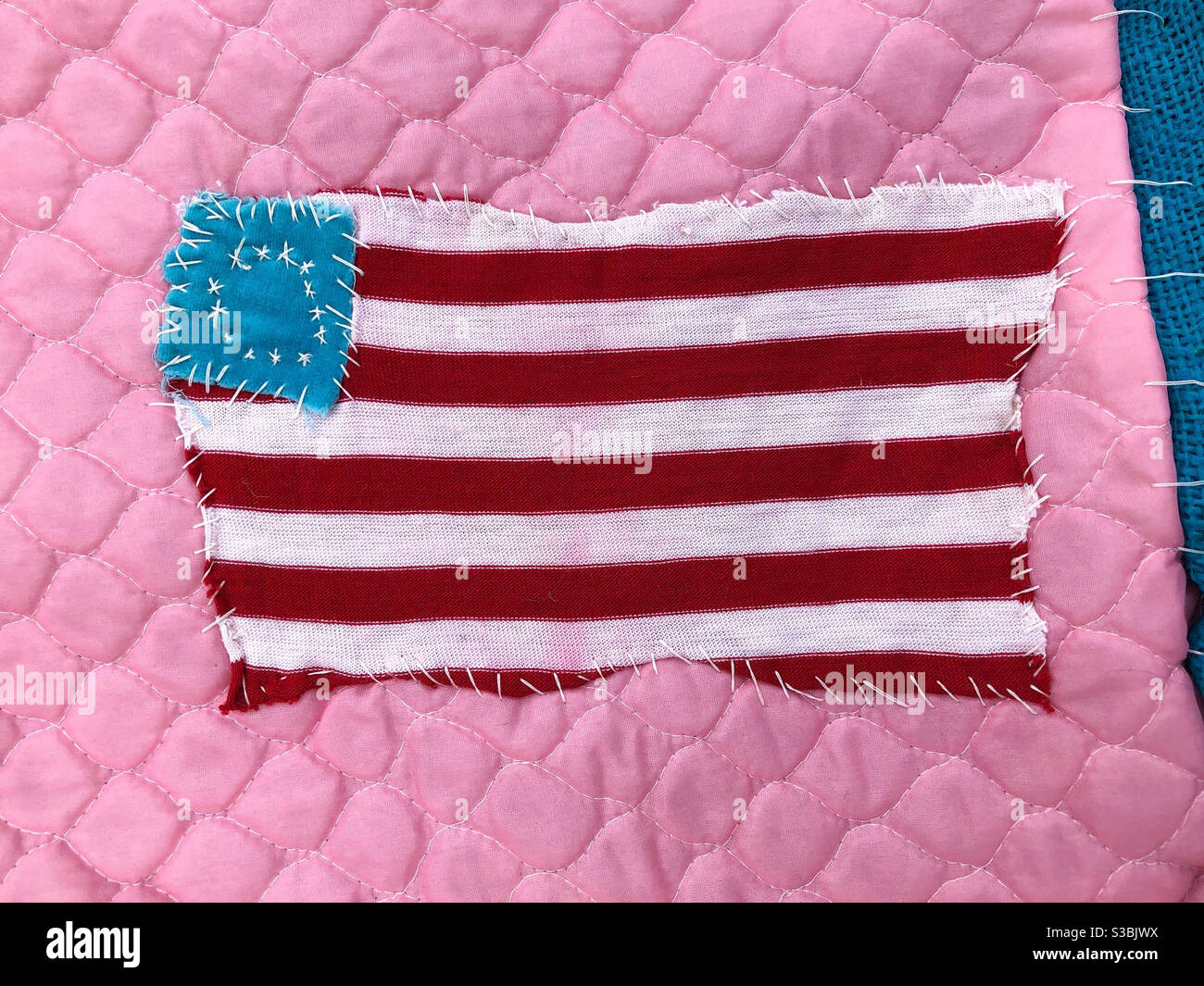 Drapeau américain cousu sur la courtepointe faite maison de l’enfant - Image de stock capturée avec un smartphone