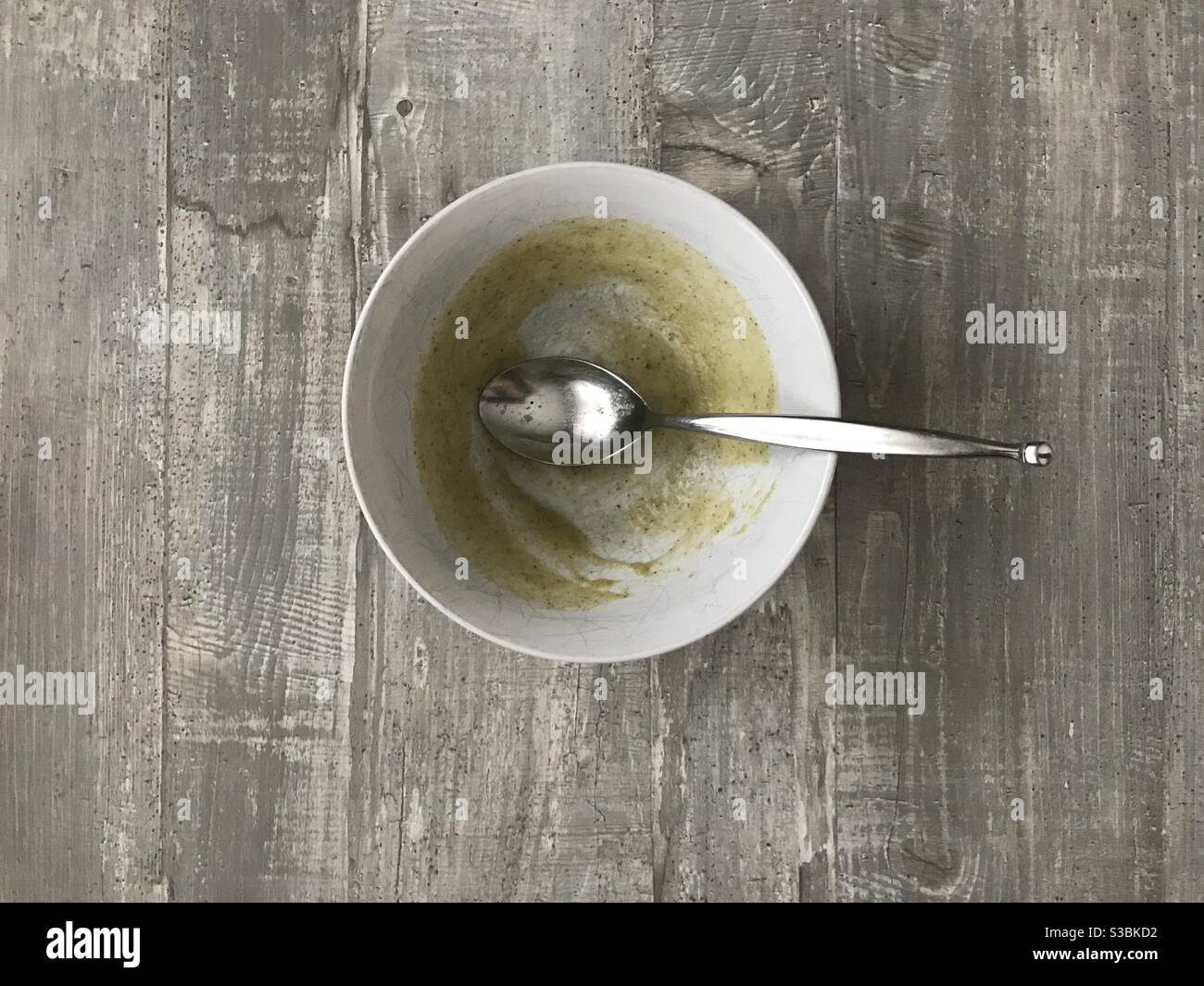 Un bol vide de soupe de brocoli maison sur un bois arrière-plan - Image de stock capturée avec un smartphone
