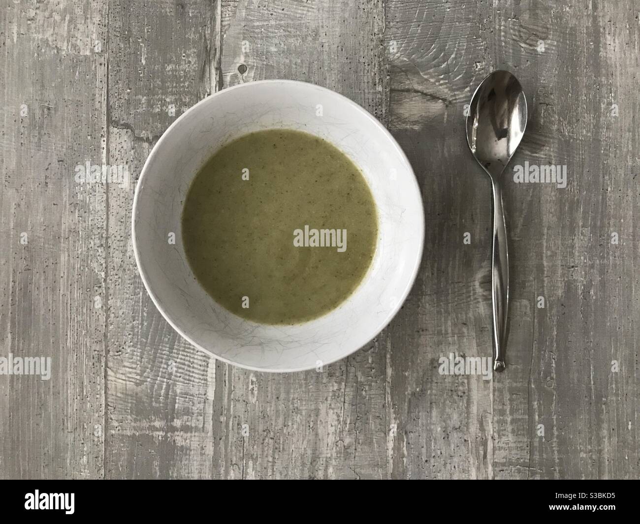 Un bol de soupe de brocoli maison sur fond de bois - Image de stock capturée avec un smartphone