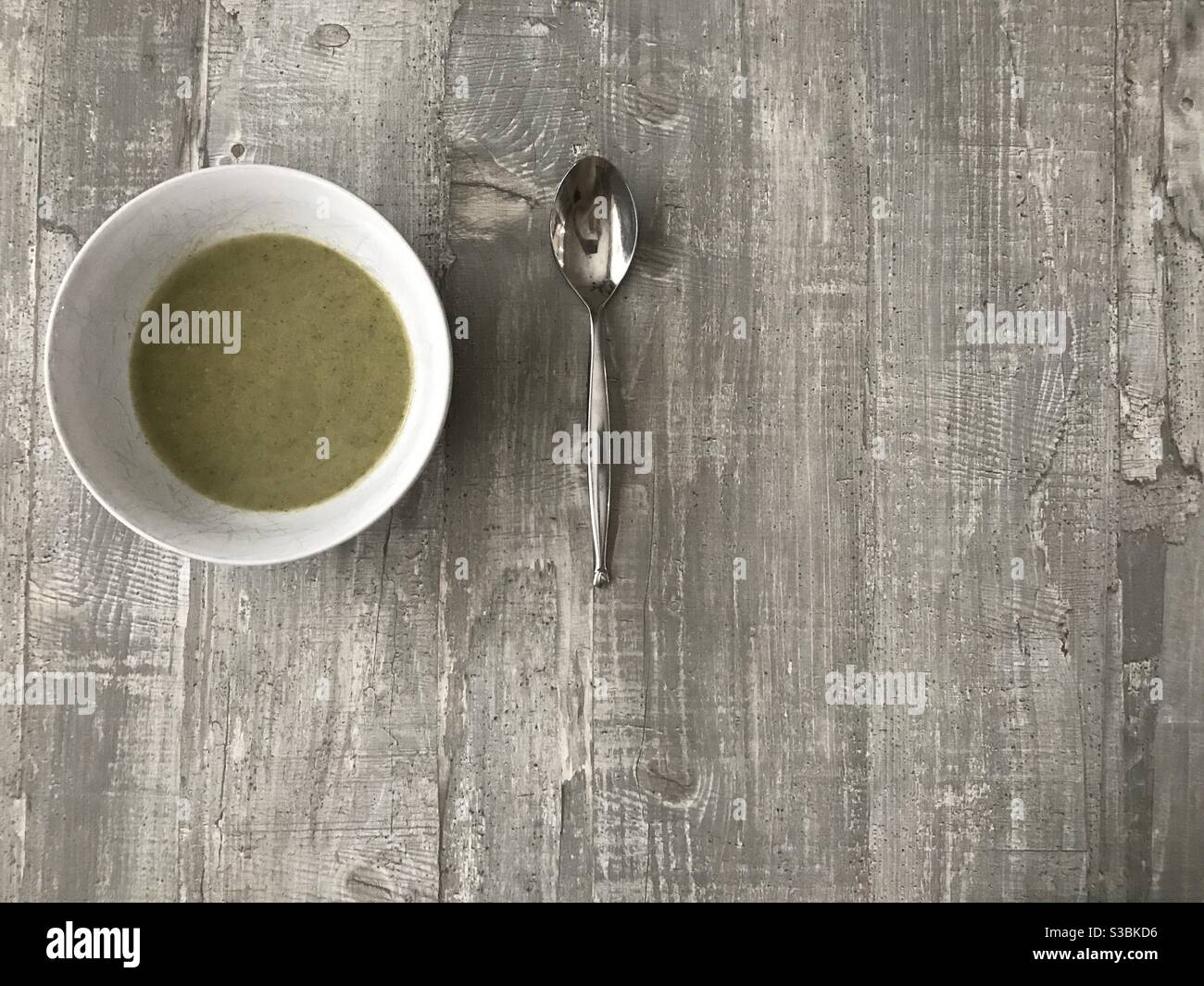 Un bol de soupe de brocoli maison sur fond de bois - Image de stock capturée avec un smartphone