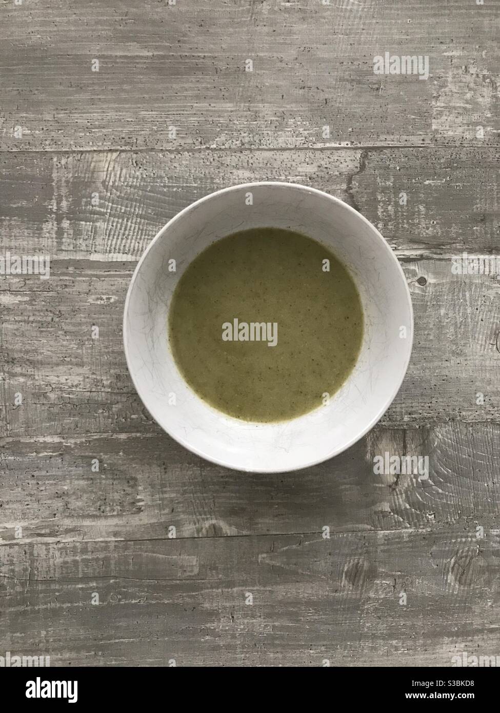 Un bol de soupe de brocoli maison sur fond de bois - Image de stock capturée avec un smartphone