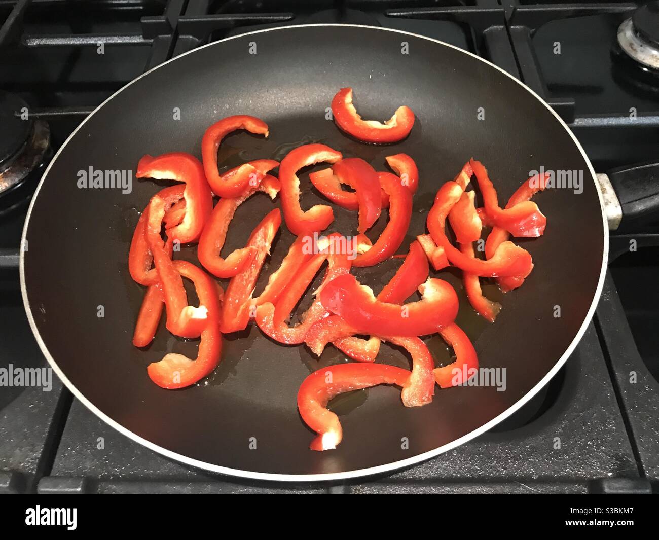 Tranches de poivrons rouges dans une poêle - Image de stock capturée avec un smartphone