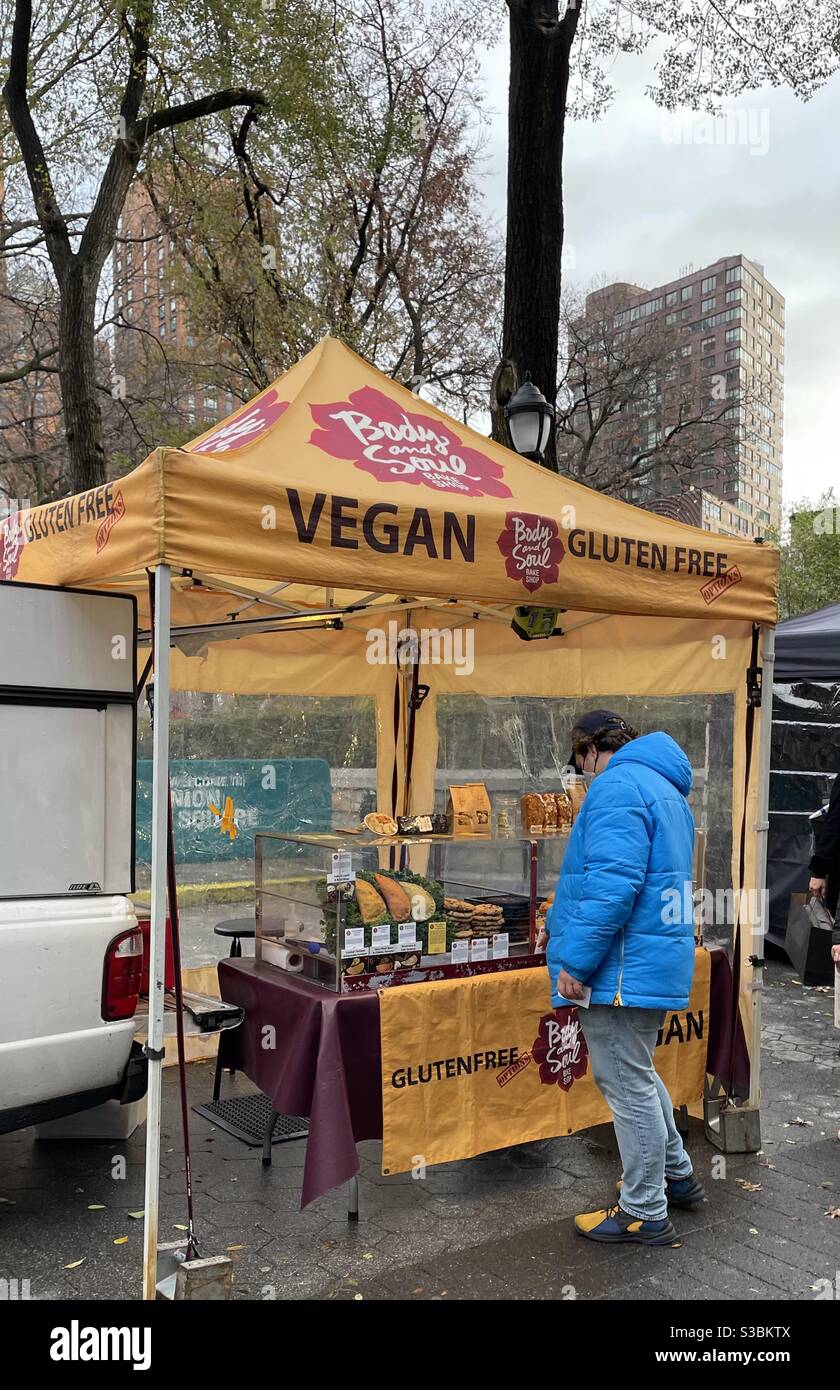 Stand de nourriture végétalienne au marché agricole Union Square, New York, États-Unis - Image de stock capturée avec un smartphone