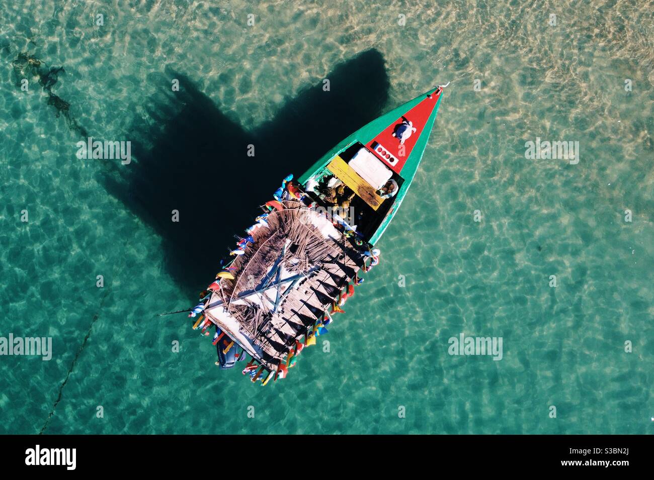 Un bateau peint aux couleurs vives flottant dans la mer des Caraïbes, au large de Sainte-Lucie. Banque D'Images