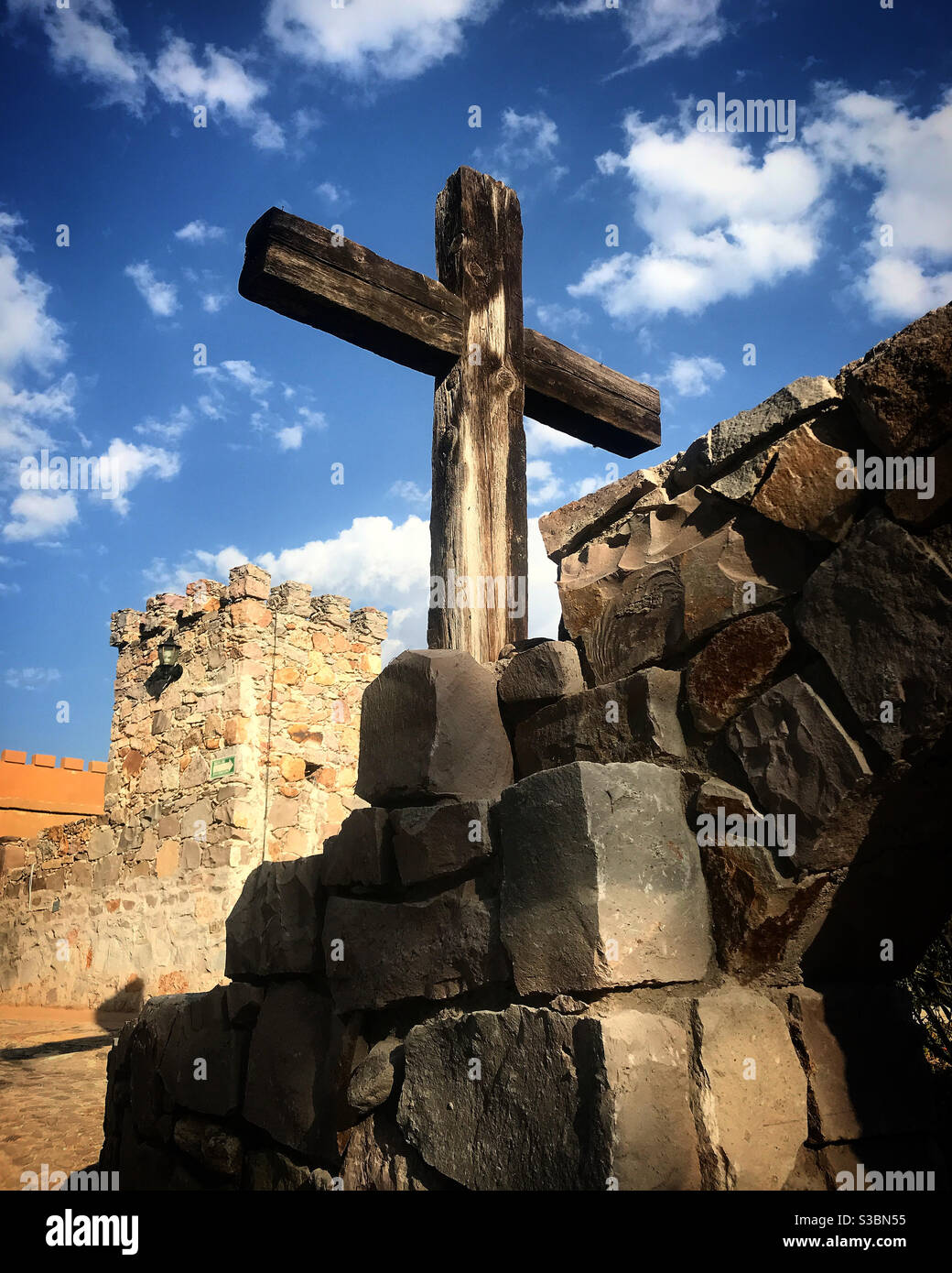 Une croix en bois décore l'Hostal Medieval à Peña de Bernal, Queretaro, Mexique Banque D'Images