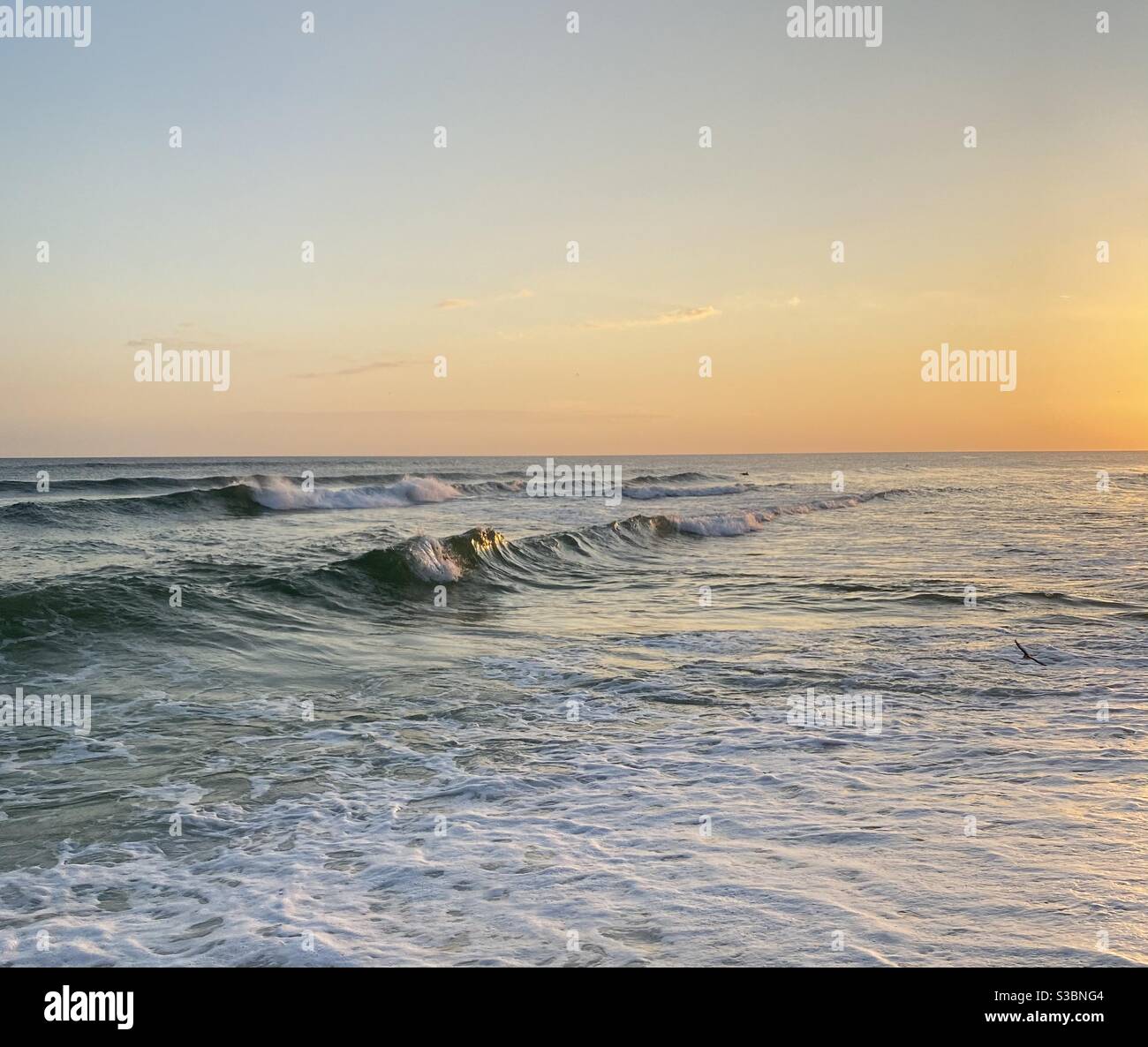 Destin, Floride coucher de soleil sur l'eau du golfe du Mexique Banque D'Images