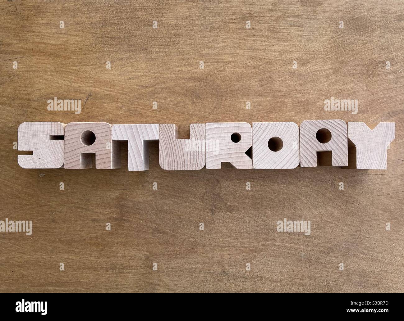 Texte du samedi composé de lettres en bois sur un panneau en bois - Image de stock capturée avec un smartphone