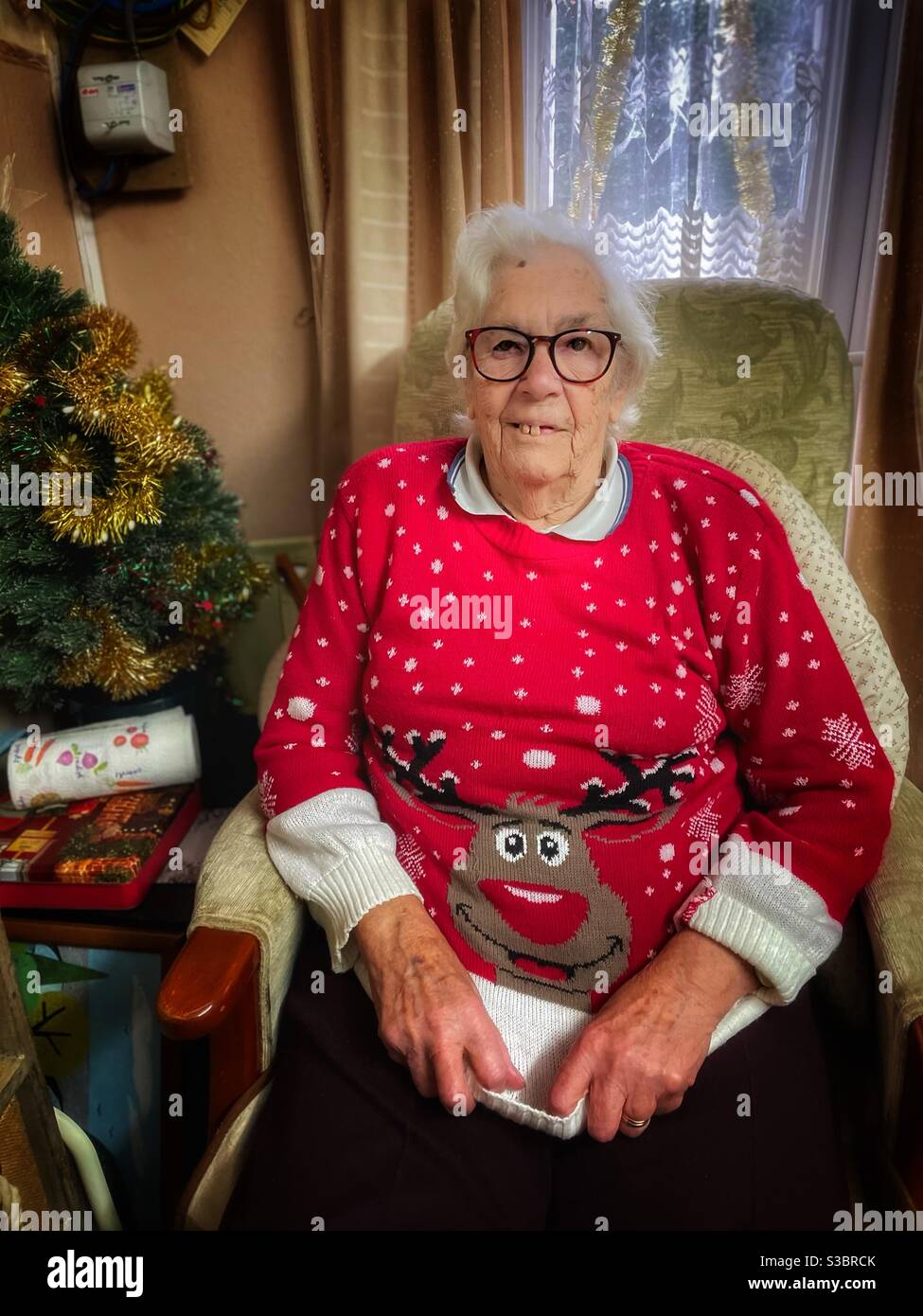 Femme âgée portant un pull de Noël Photo Stock - Alamy