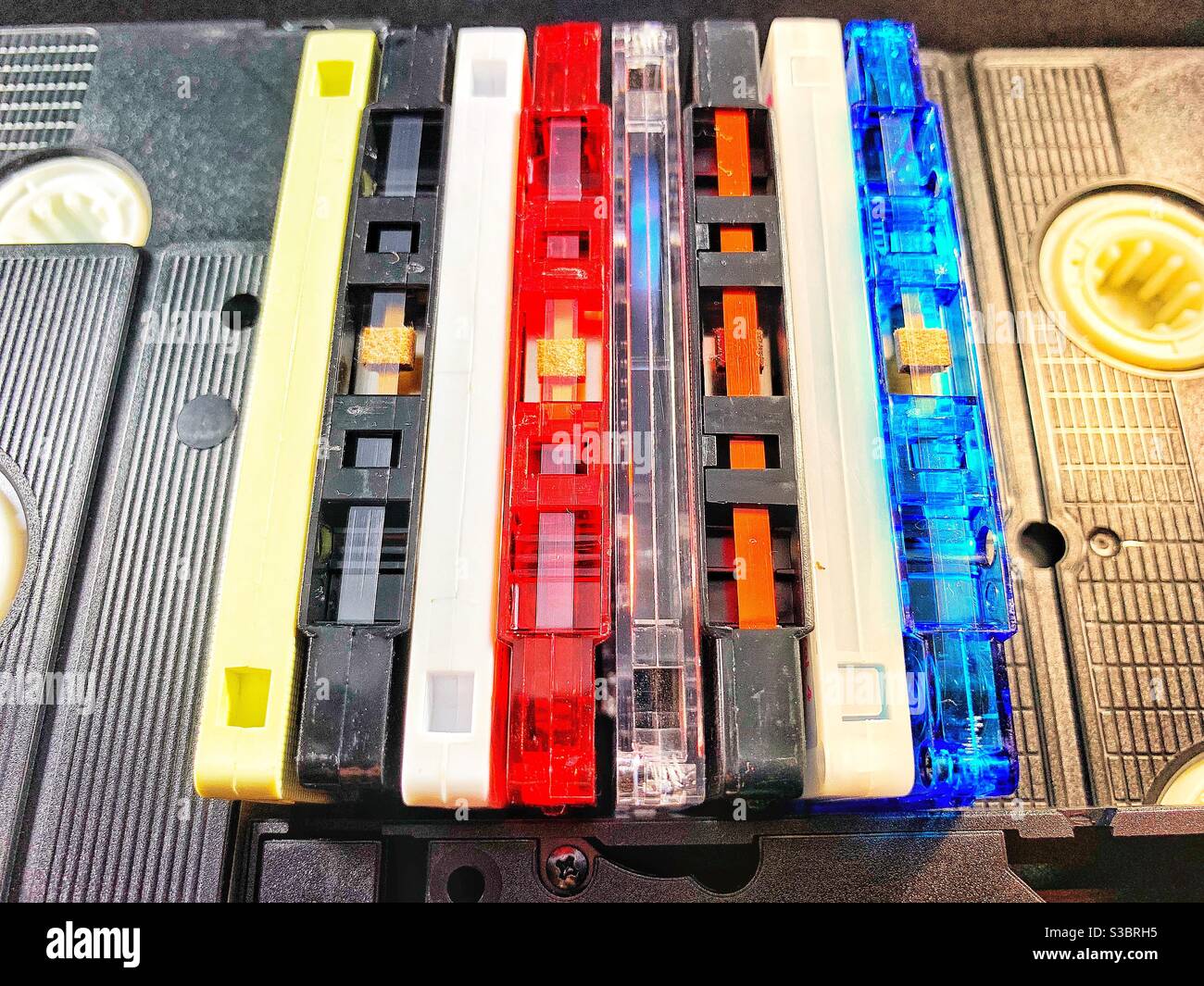 Cassettes audio avec cassettes VHS en arrière-plan Banque D'Images