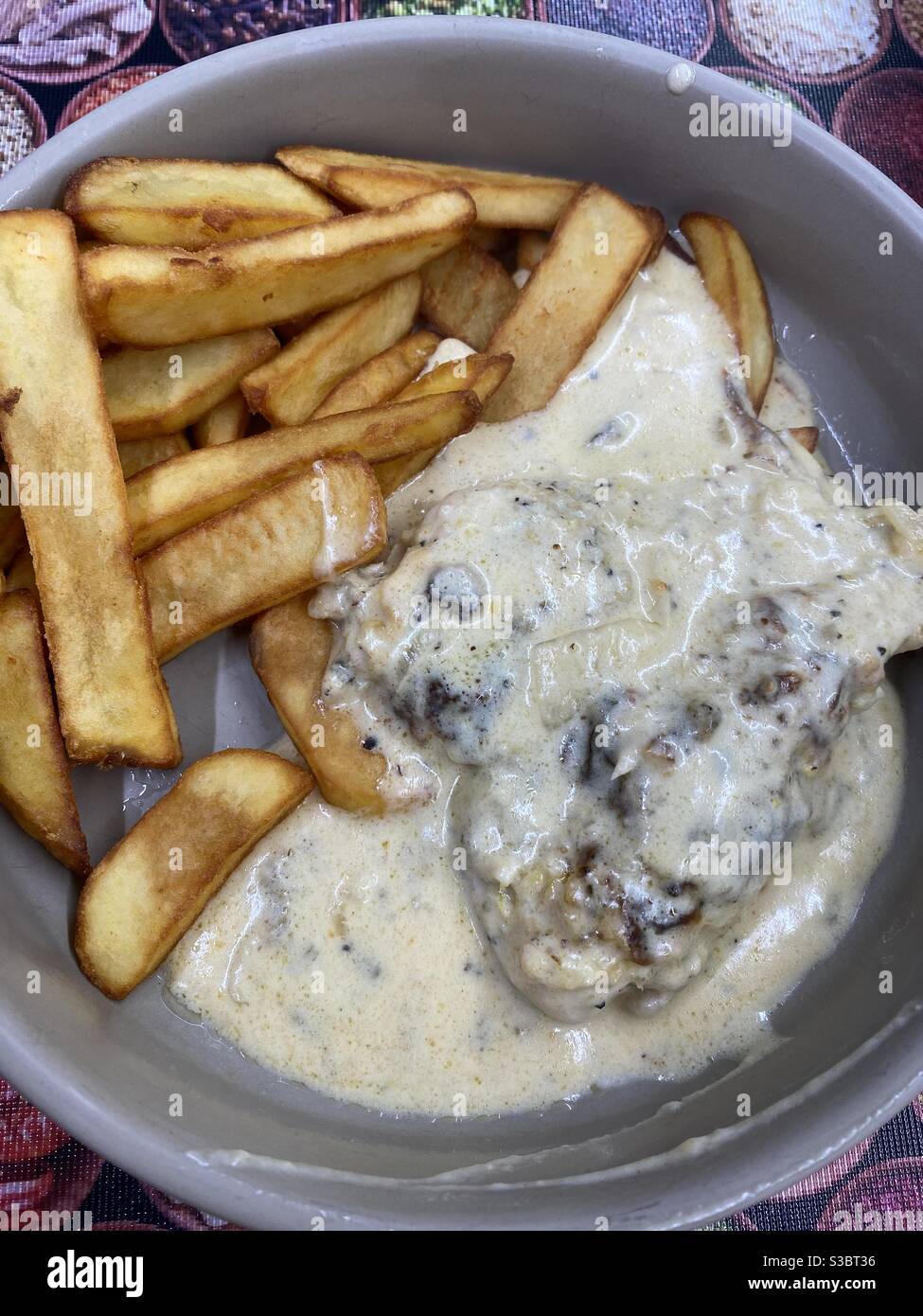 Poulet au citron et sauce au fromage avec frites Banque D'Images