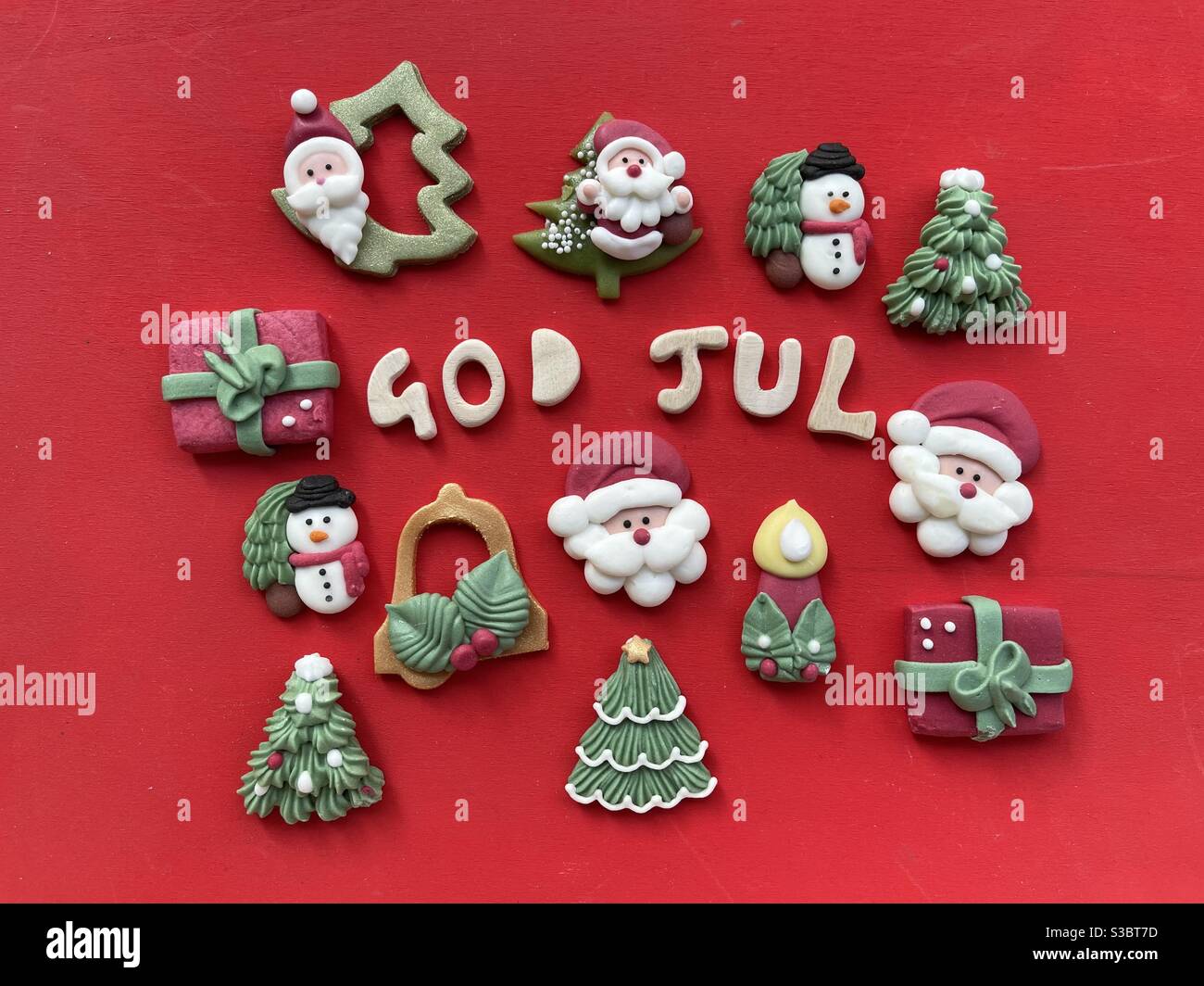 Joyeux Noel Suedois Et Norvegien God Jul Avec Des Lettres En Bois Et Des Symboles De Noel Massepain Sur Fond Rouge Photo Stock Alamy