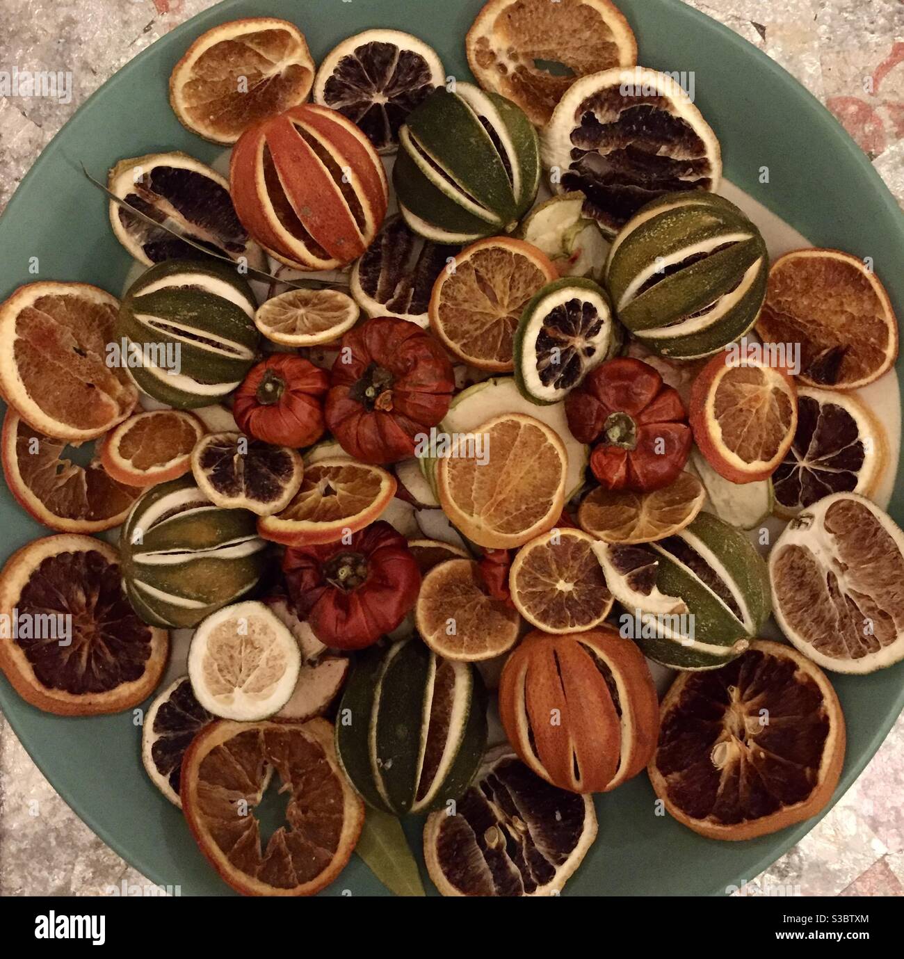 Pot-pourri de Noël avec des oranges séchées, des limes et des piments Photo  Stock - Alamy