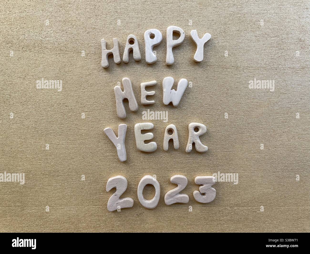 Bonne année 2023 avec des lettres et des chiffres en bois - Image de stock capturée avec un smartphone