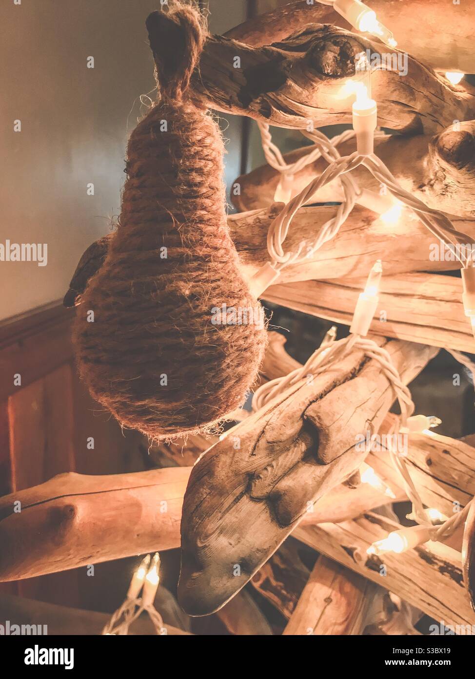 Lueur douce dans la photo d'ornement de poire à ficelle en bois de grève Arbre de Noël Banque D'Images