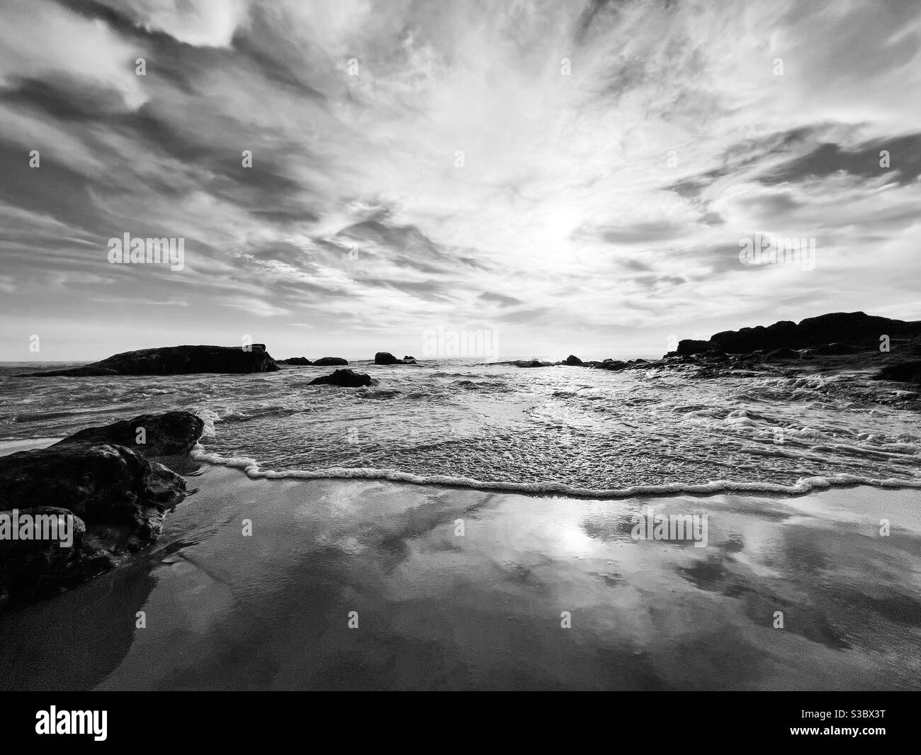 Paysage de mer en noir et blanc. Banque D'Images