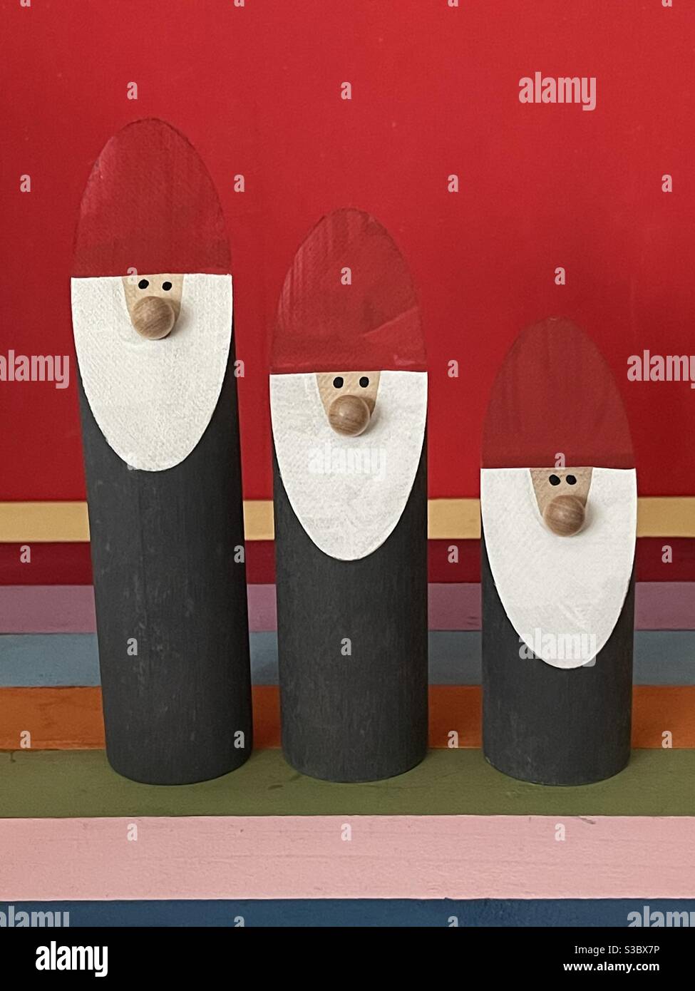 Trois Santa Claus, art moderne en bois - Image de stock capturée avec un smartphone
