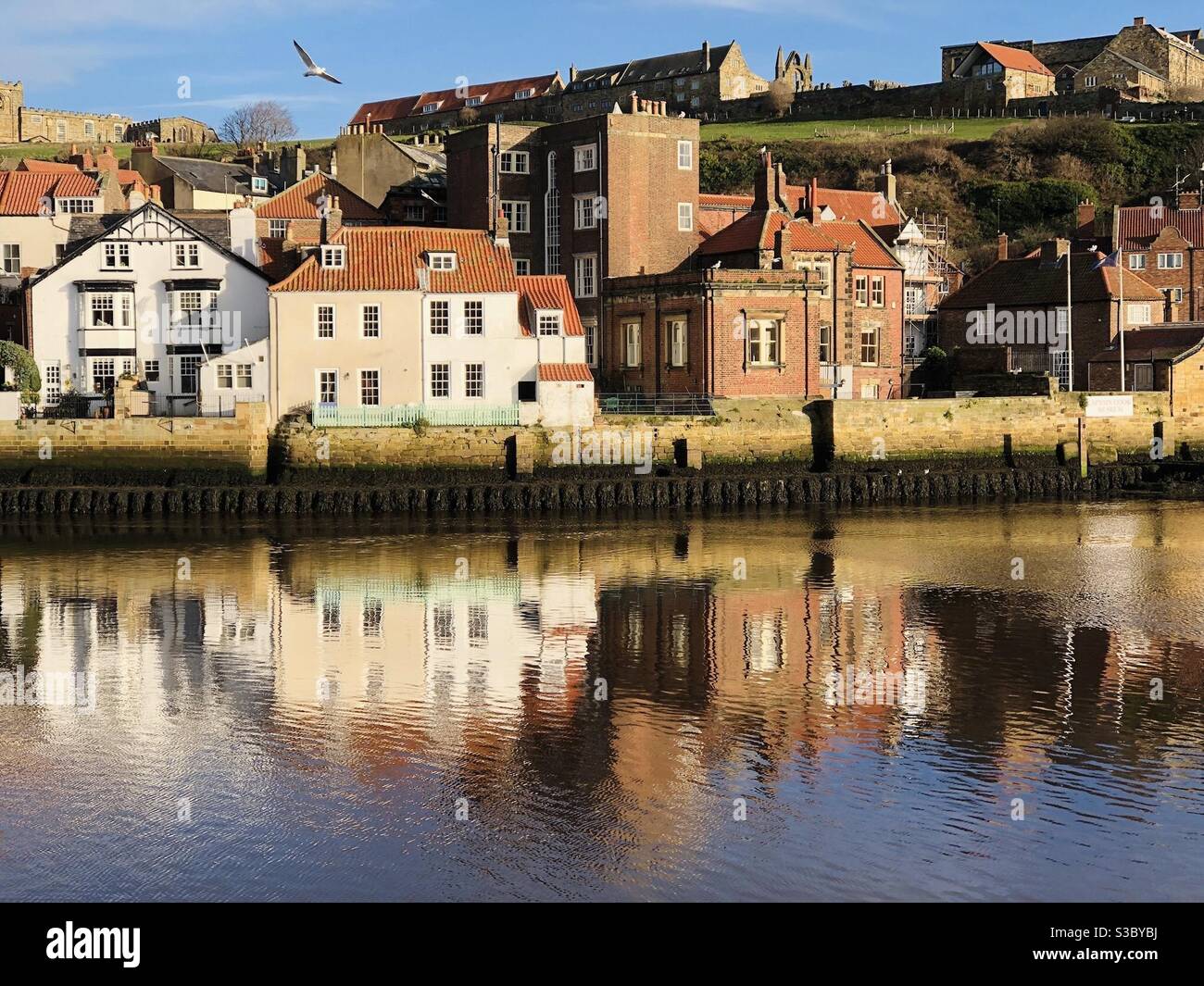 Bâtiments reflétés dans la rivière Esk à Whitby, dans le North Yorkshire, en Angleterre - Image de stock capturée avec un smartphone