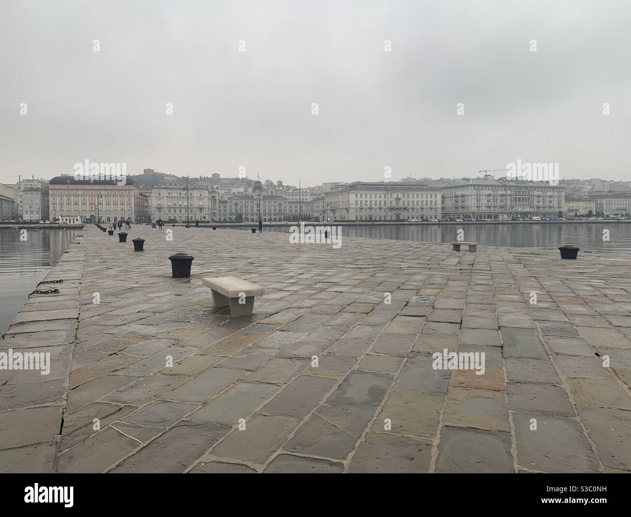 Front de mer de Trieste depuis la jetée d'Audace. Italie. Banque D'Images