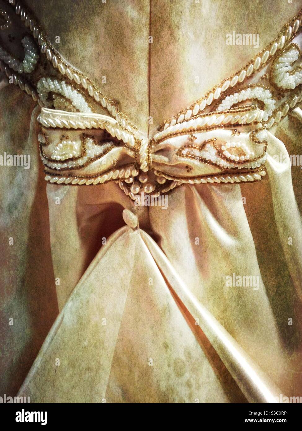 Empiècement antique de noeud sur la robe de mariage Banque D'Images